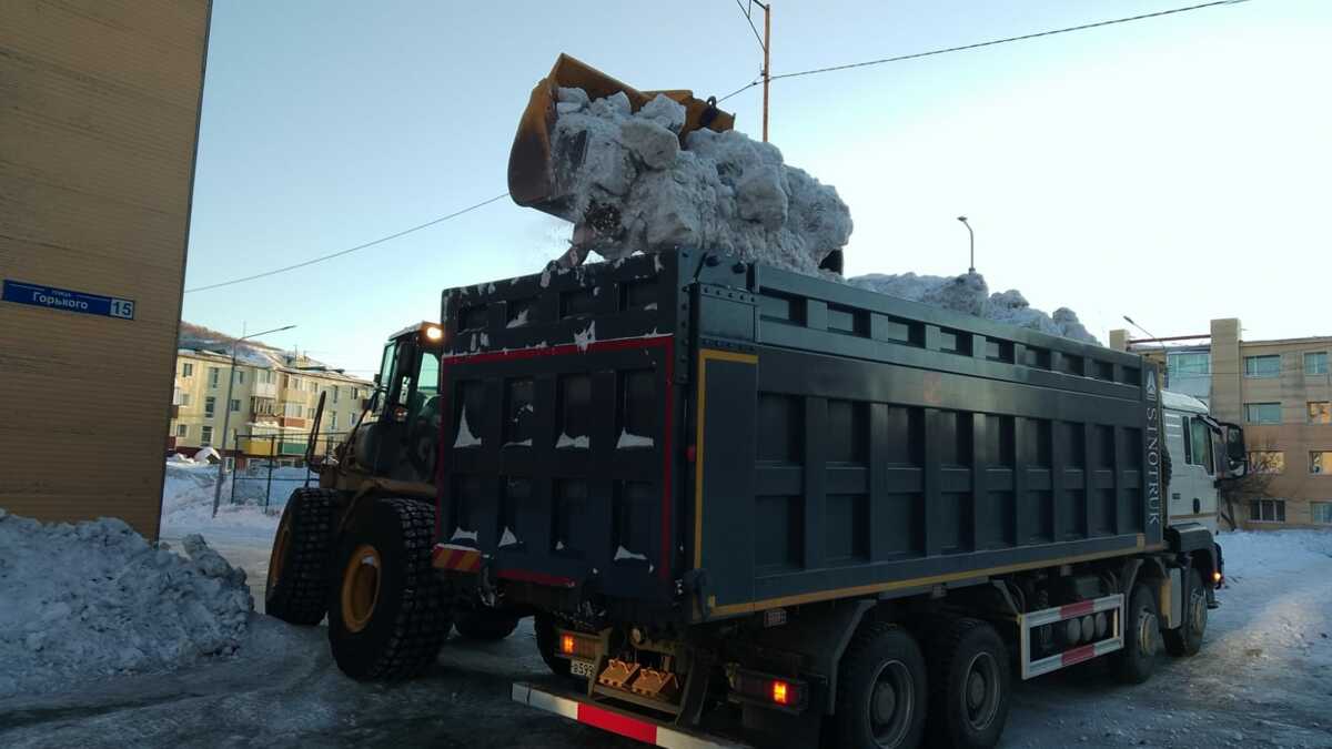 Коммунальные службы столицы Камчатки ведут работы по устранению наледи на дорогах города
