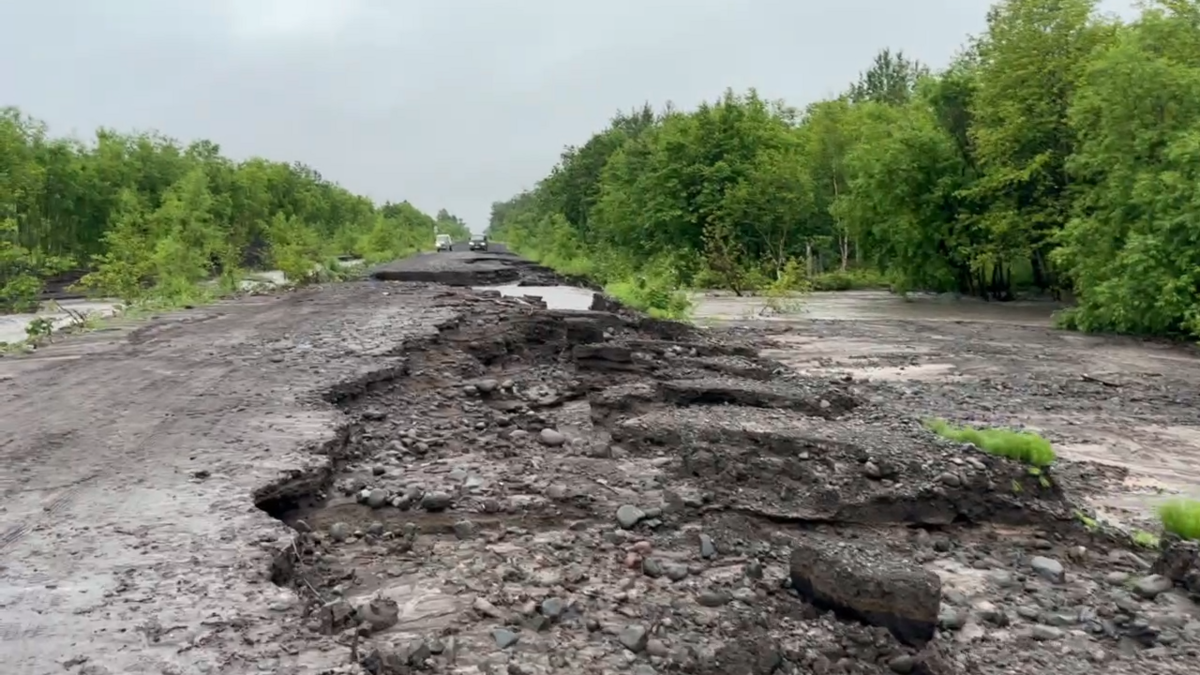 На разрушенном участке трассы Мильково-Ключи-Усть-Камчатск открыли движение автотранспорта в одну полосу 