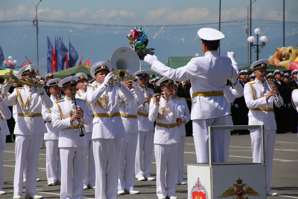 День вмф петропавловск камчатский. Парад Петропавловск Камчатский. Петропавловск Камчатка ВМФ. Оркестр ВМФ.